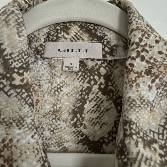 Snake print button up blouse 🐍 - Picture 4 of 7